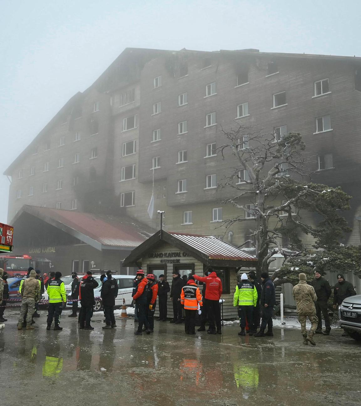 Das ausgebrannte Hotelgebäude in Kartalkaya in der Türkei.