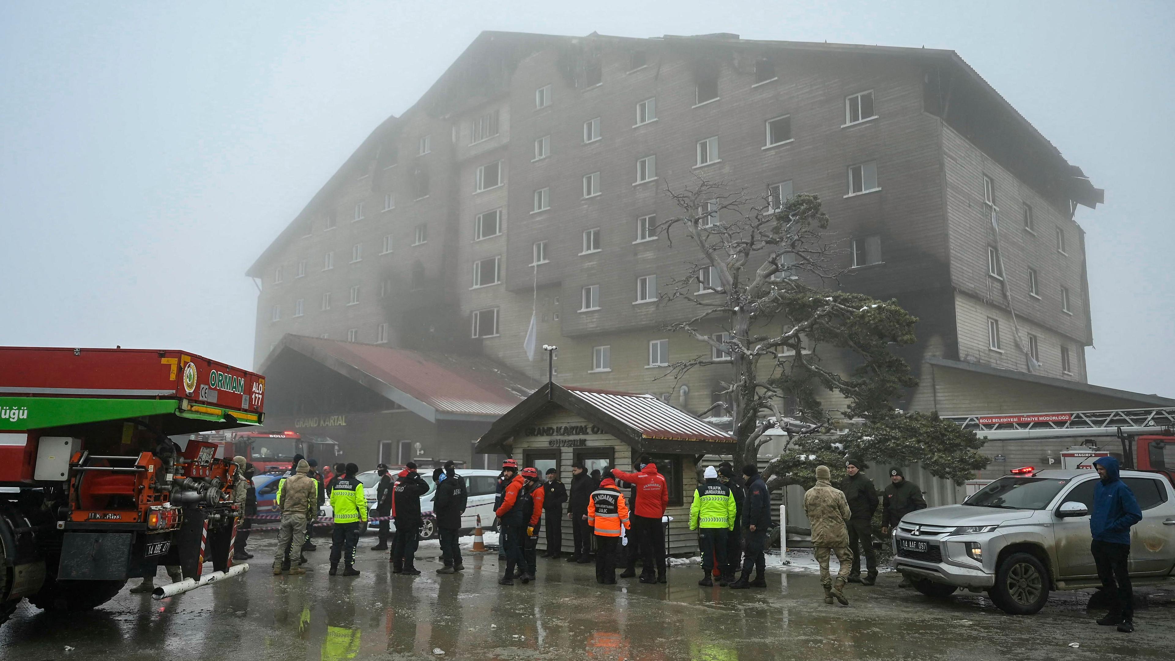 Das ausgebrannte Hotelgebäude in Kartalkaya in der Türkei.