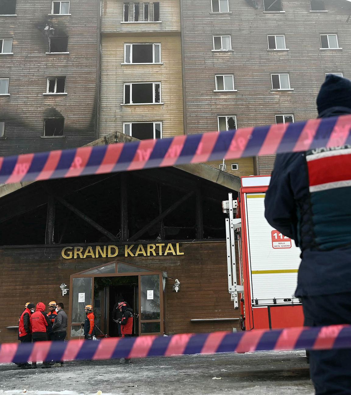 Das ausgebrannte Hotelgebäude in Kartalkaya in der Türkei.