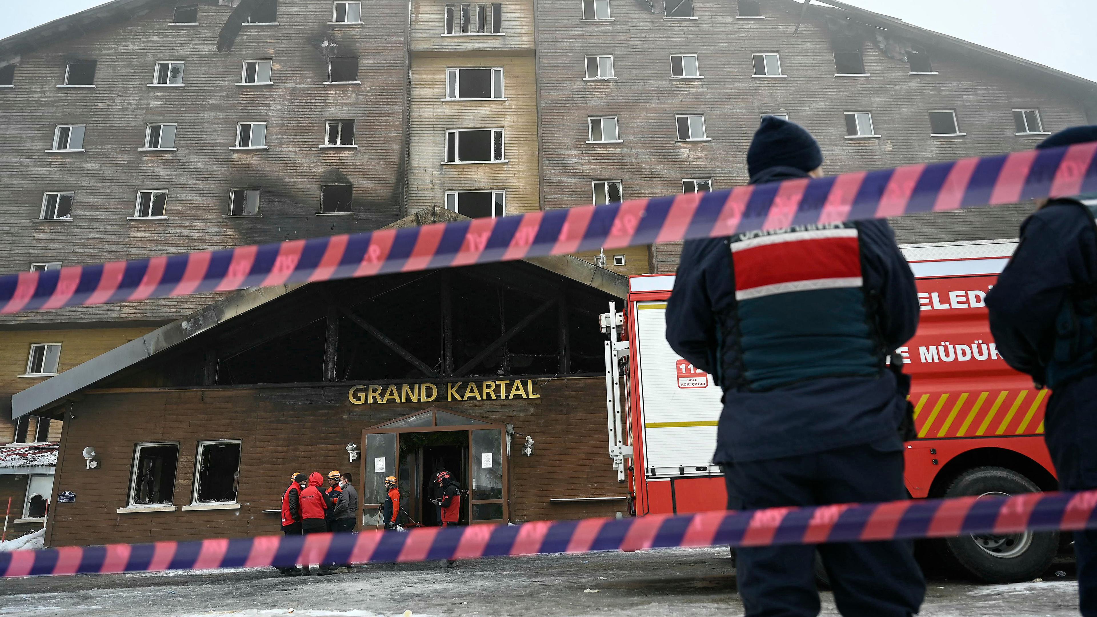 Das ausgebrannte Hotelgebäude in Kartalkaya in der Türkei.