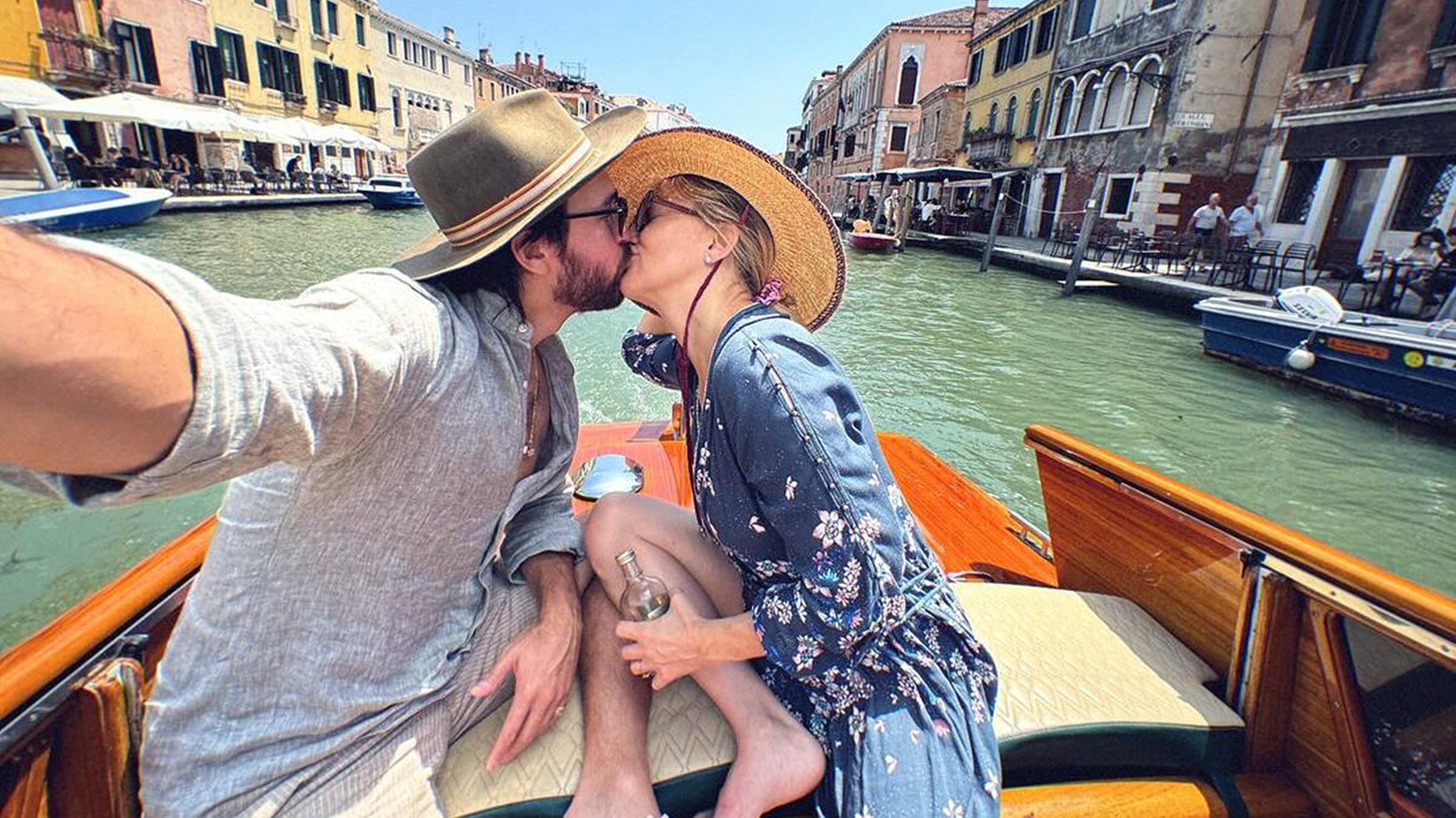 Kate Hudson küsst ihren Verlobten Danny Fujikawa auf einem Boot in Venedig.