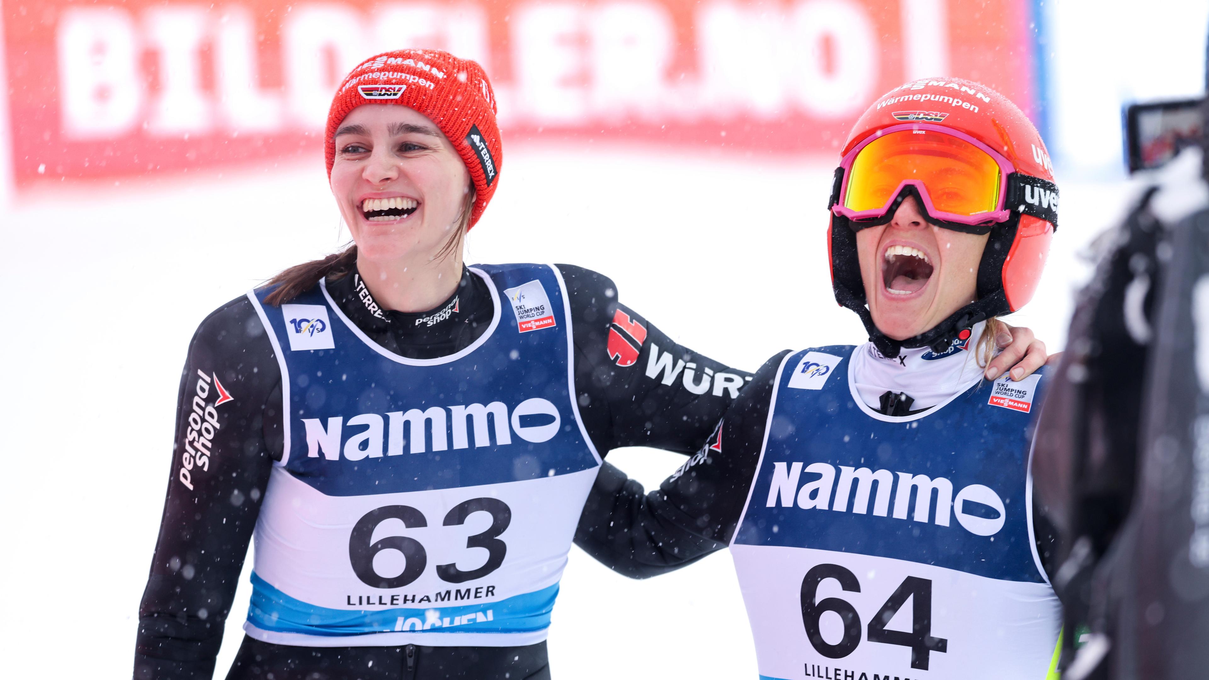 Die deutschen Skispringerinnen Katharina Schmid (rechts) und Selina Freitag (links) feiern.