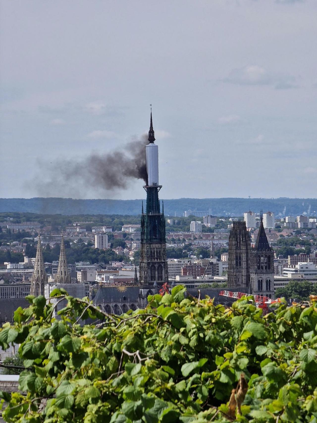 Kathedrale von Rouen in Flammen