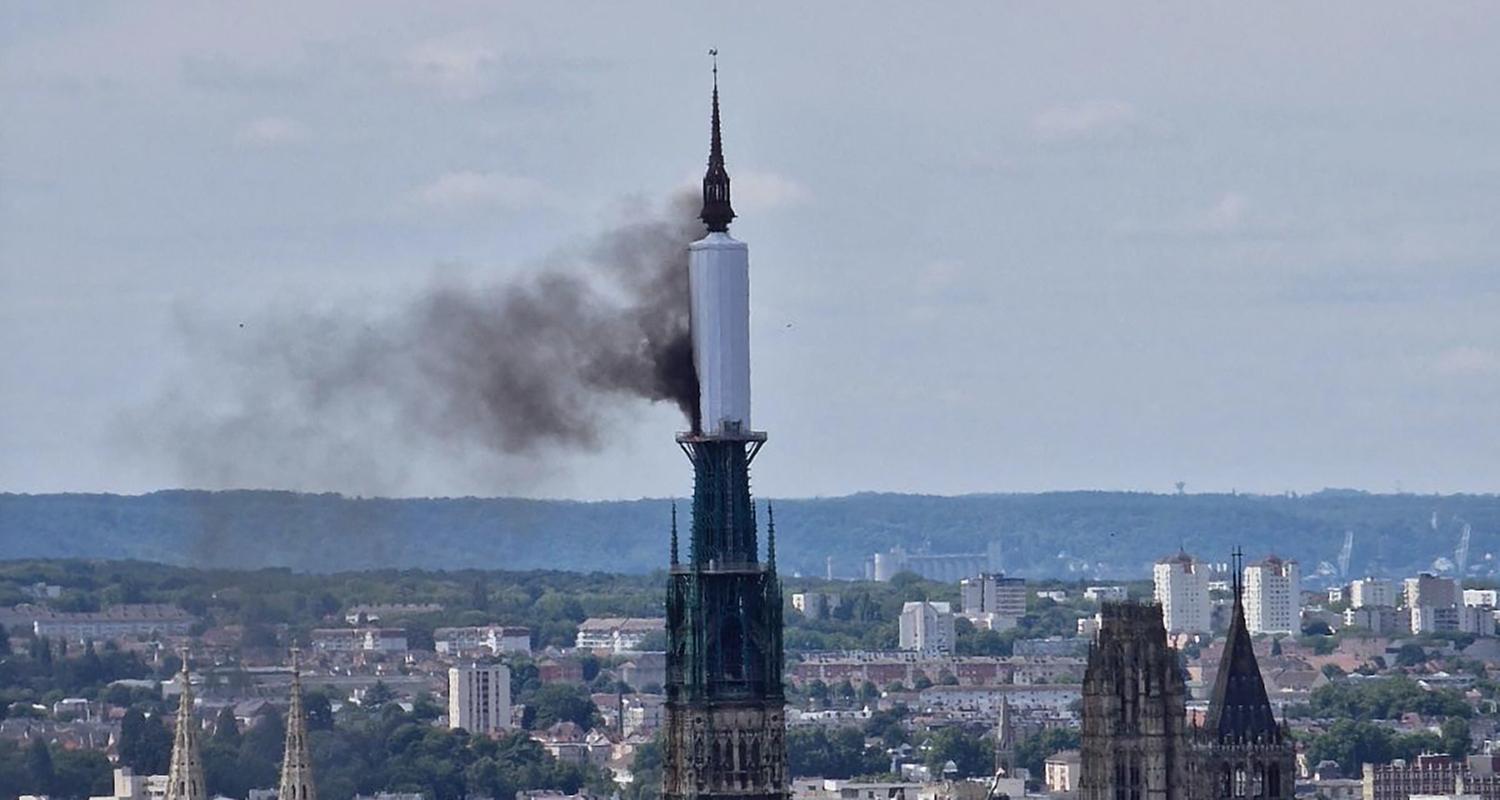 Kathedrale von Rouen in Flammen