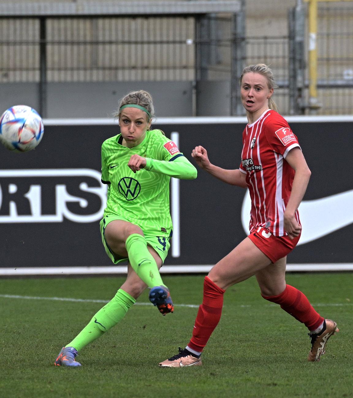 Kathrin-Julia Hendrich (VfL Wolfsburg) beim Torschuss. Rechts Judith Steinert (SC Freiburg)