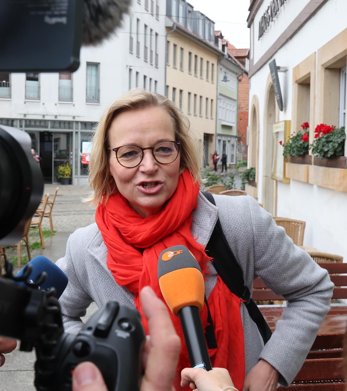 Thüringen, Erfurt: Katja Wolf, BSW-Fraktionschefin in Thüringen, spricht zu Journalisten vor Beginn eines Mitgliedertreffens des BSW-Landesverbands.