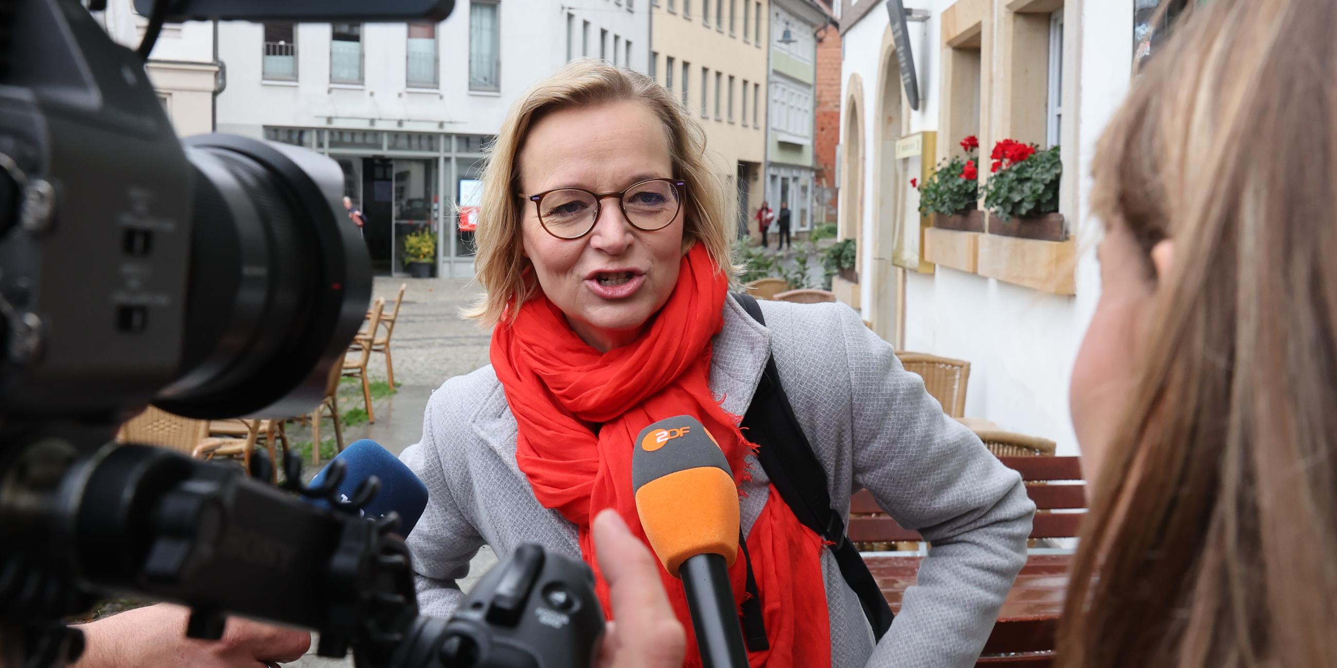 Thüringen, Erfurt: Katja Wolf, BSW-Fraktionschefin in Thüringen, spricht zu Journalisten vor Beginn eines Mitgliedertreffens des BSW-Landesverbands.