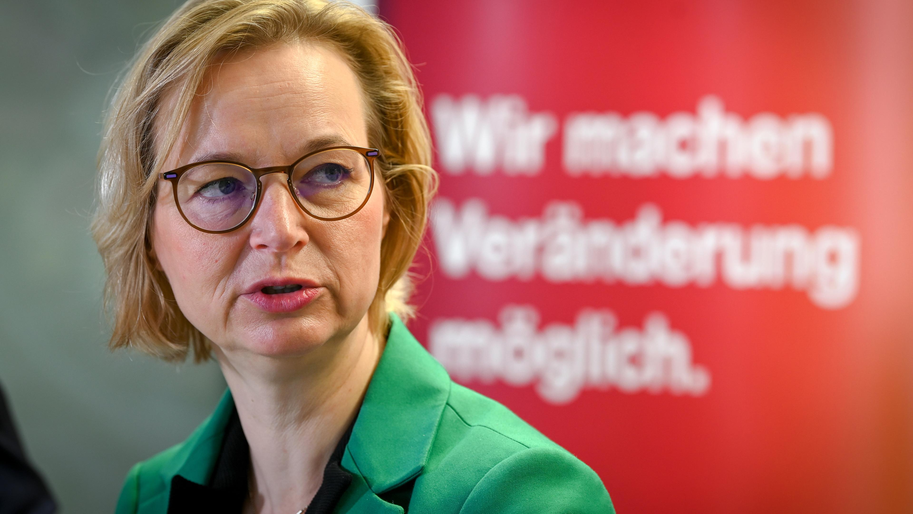  Katja Wolf, die Spitzenkandidatin Partei Bündnis Sahra Wagenknecht (BSW) in Thüringen, spricht in einer Pressekonferenz.