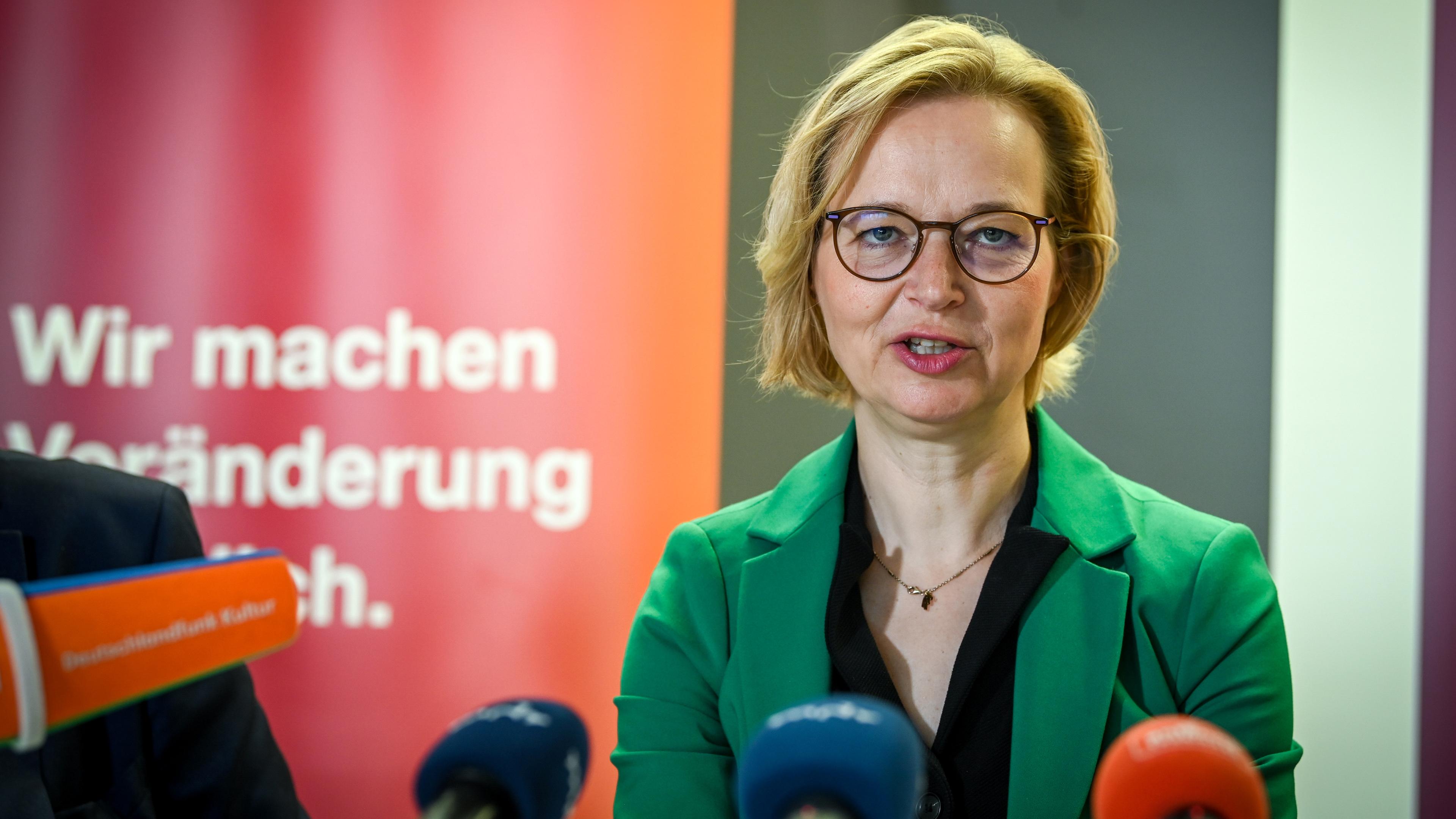 BSW-Spitzenkandidatin Katja Wolf spricht bei einer Pressekonferenz. 