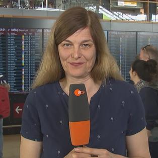 ZDF-Reporterin Katrin Lindner am Flughafen BER