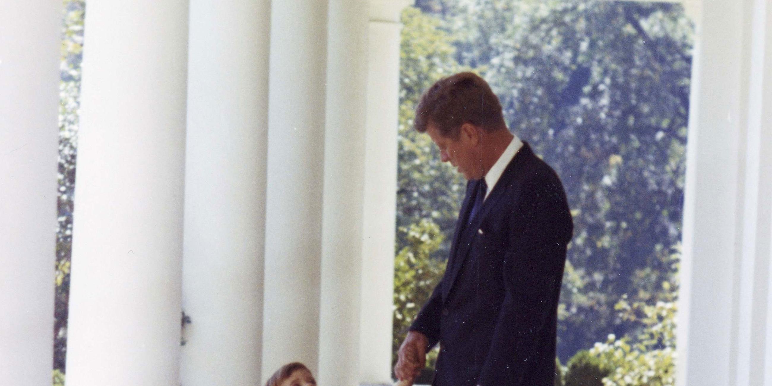John F. Kennedy und sein Sohn John Jr. 1963 im Weißen Haus