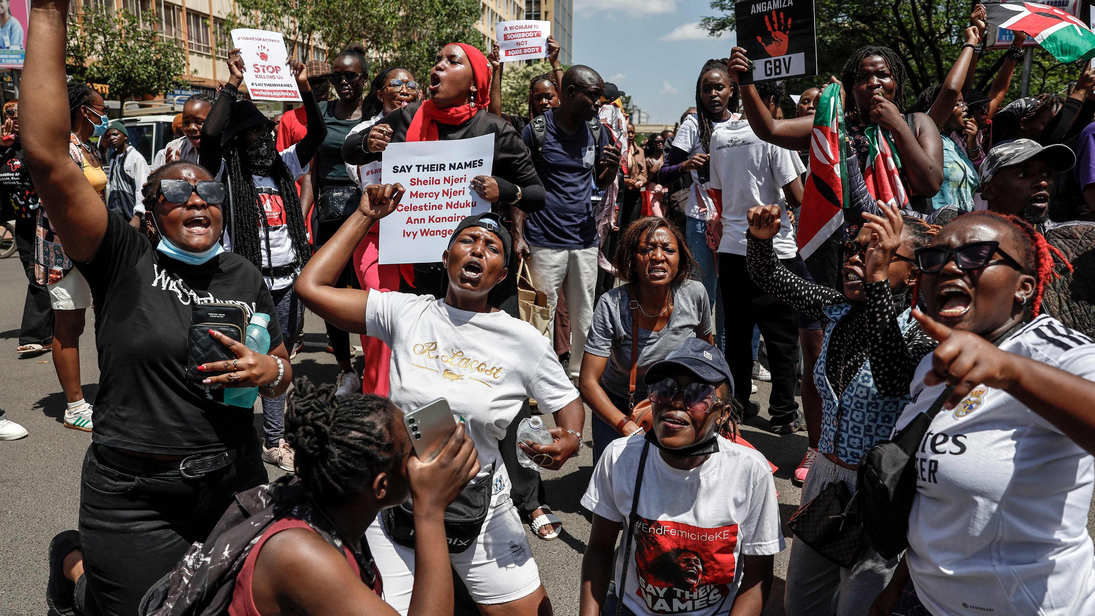 Aktivistinnen heben Plakate hoch während sind in Nairobi gegen Femizide und Gewalt gegen Frauen demonstrieren.