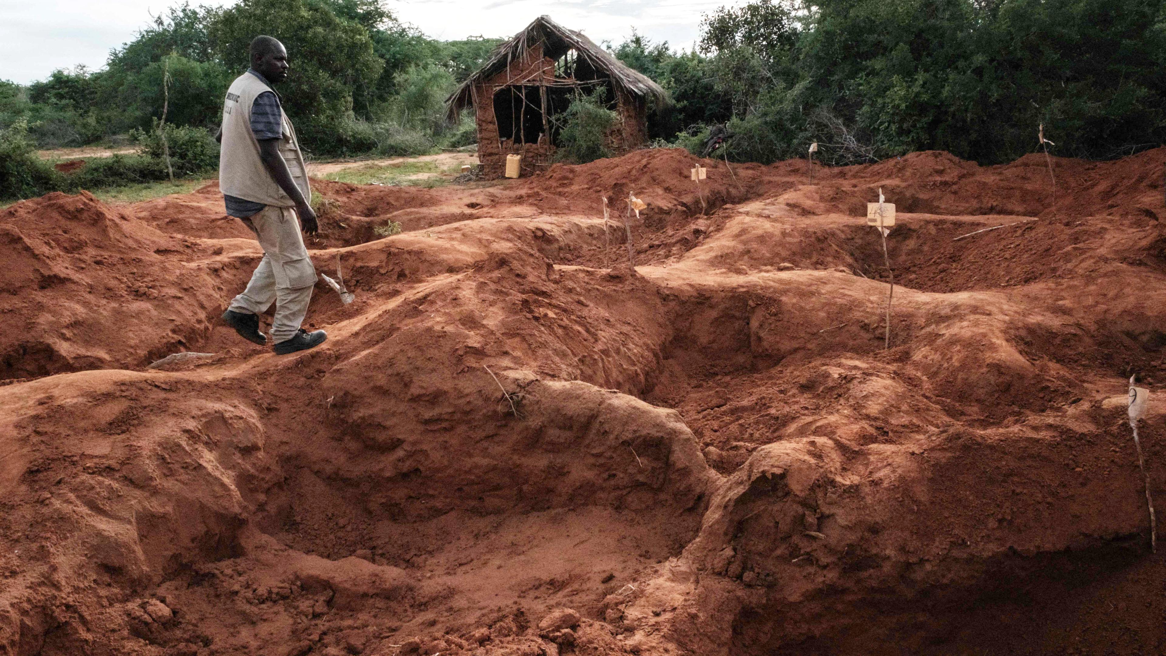 Massengrab in Shakahola außerhalb der Küstenstadt Malindi (Kenia) , aufgenommen am 25.04.2023 in Malindi