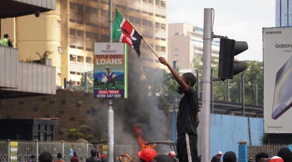 Ein junger Mann schwenkt die kenianische Flagge.