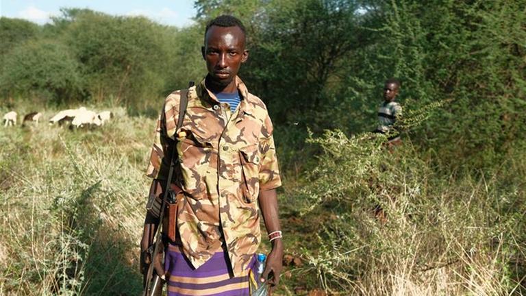 Bewaffneter Wanderhirte in Kenia