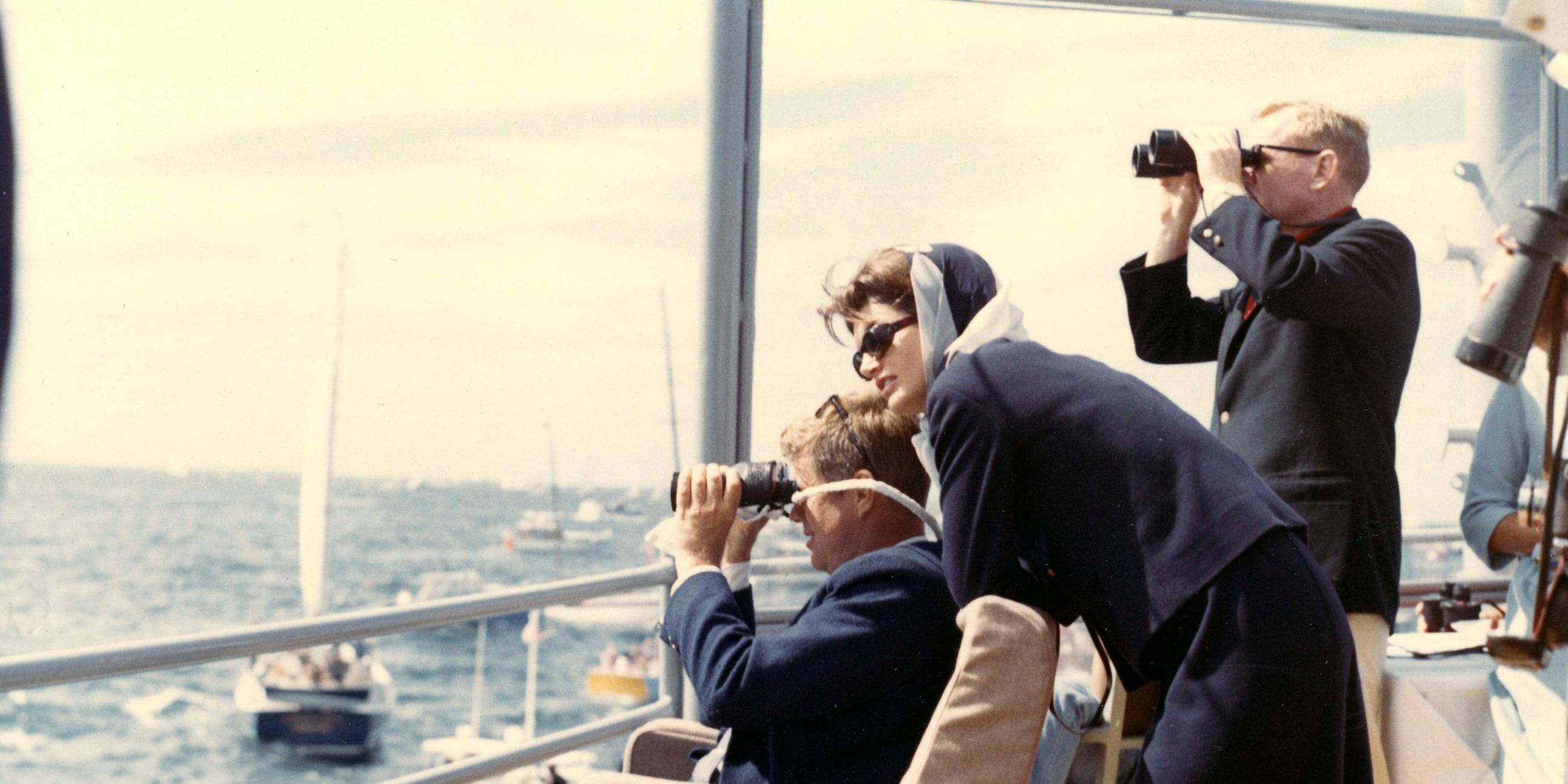 John F. Kennedy und Jacqueline beobachten ein Bootsrennen vom Schiff aus - 1962