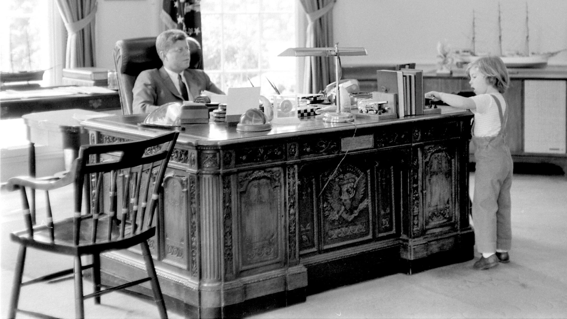 Kennedy mit seiner Tochter Caroline im Oval Office, 1962