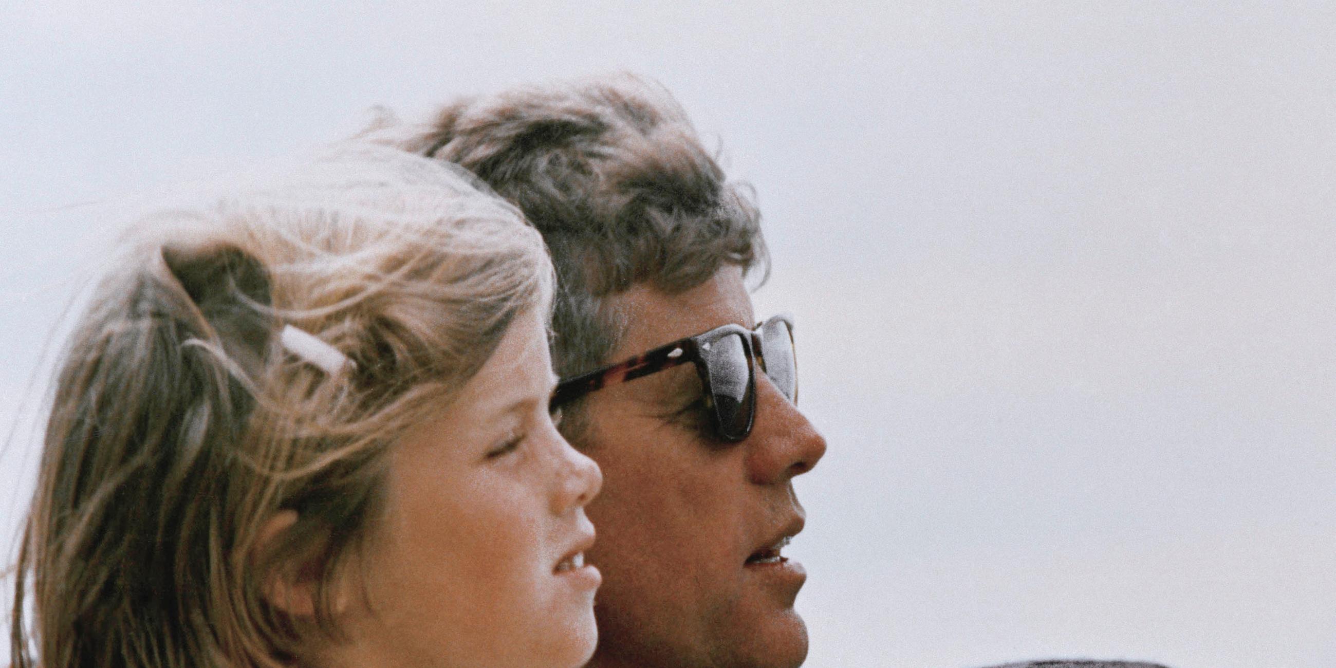 John F. Kennedy mit seiner Tochter Caroline 1962 auf einem Schiff vor Hyannis Port, dem Familiensitz der Kennedys.