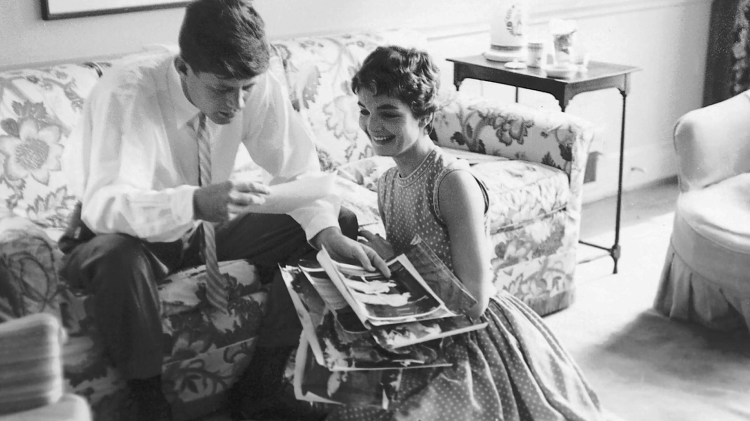 John F. Kennedy und seine Ehefrau Jackie im Wahlkampf - 1954