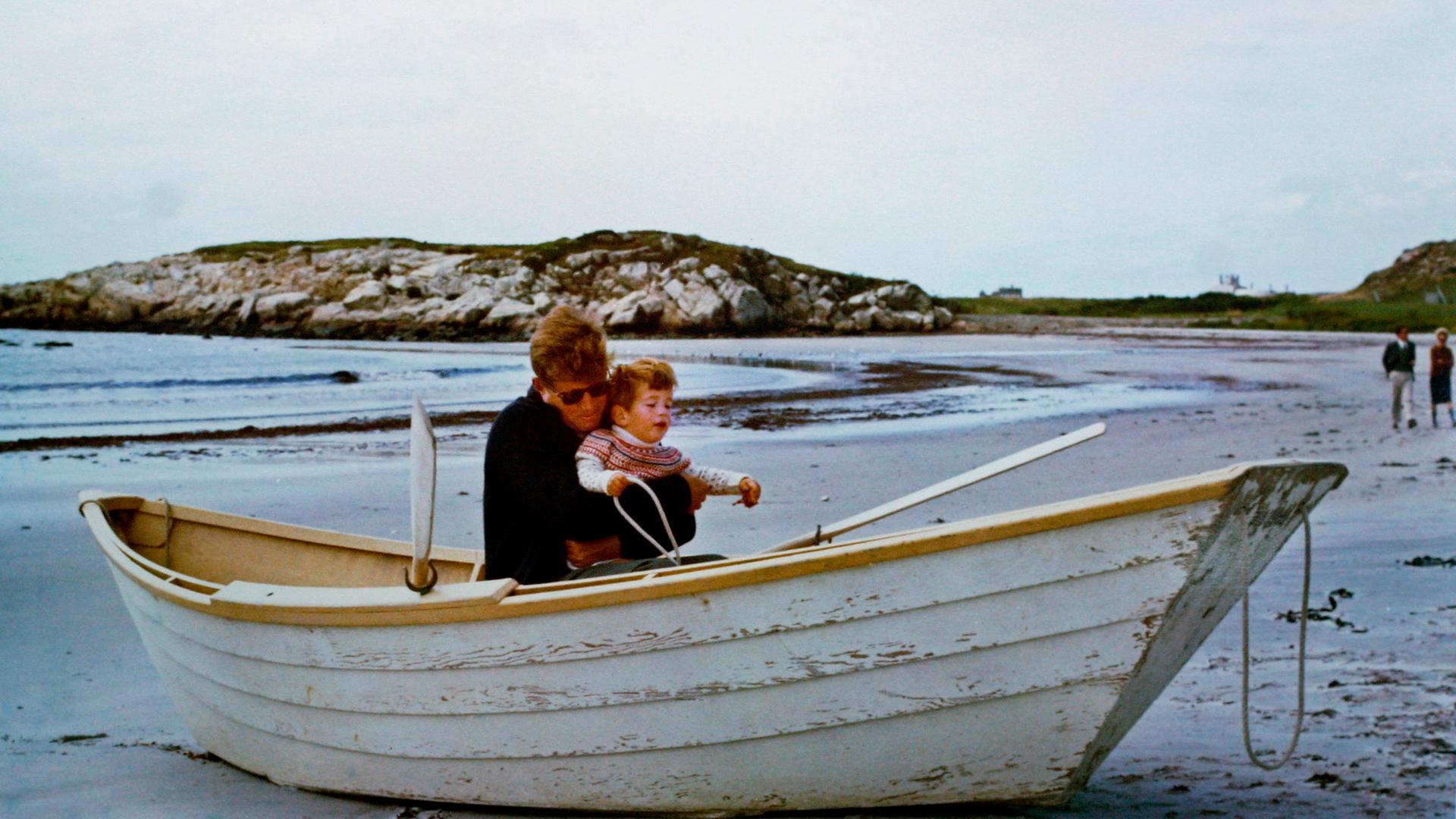 John F. Kennedy und sein Sohn in Hyannis Port