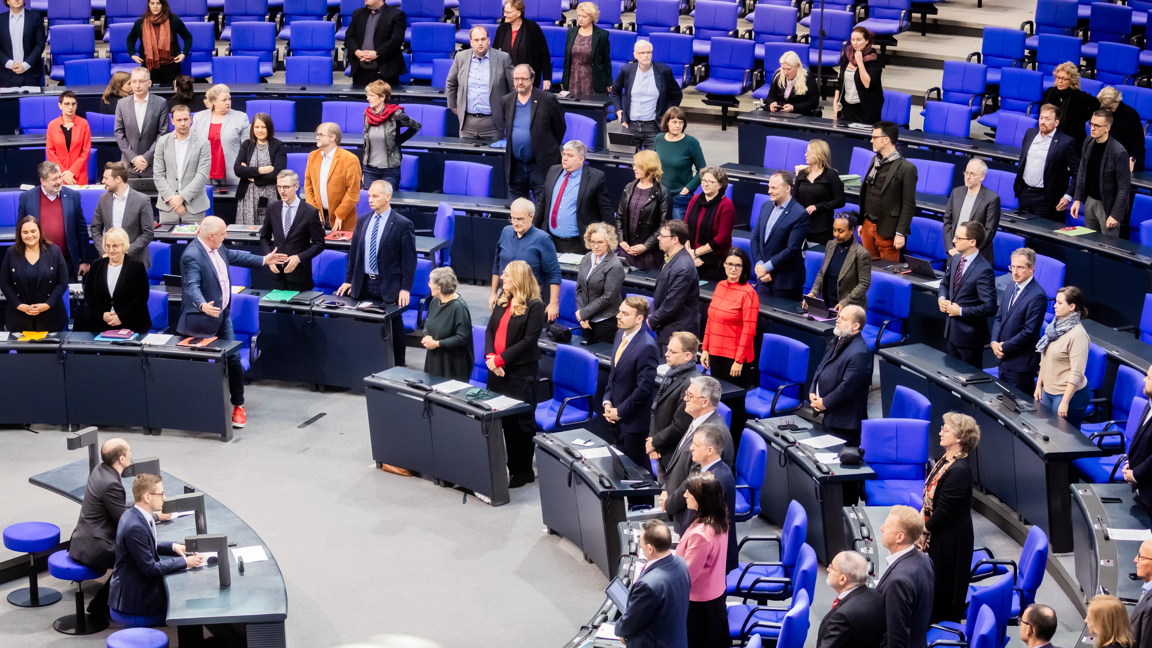 Berlin: Mitglieder des Deutschen Bundestages stimmen im Plenum des Deutschen Bundestages zur Finanzierung des Deutschlandtickets ab.