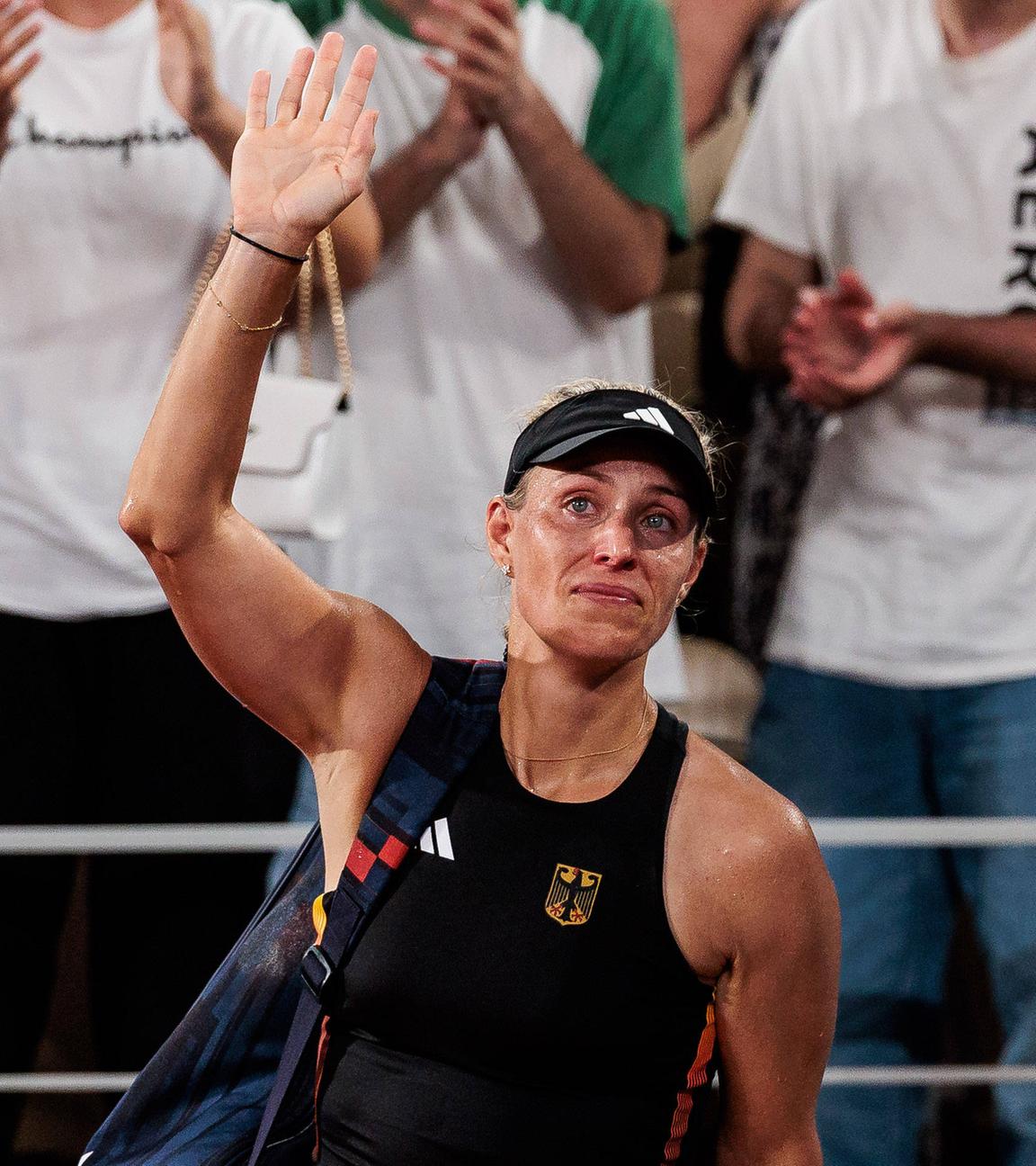 Angelique Kerber (Deutschland) verabschiedet sich traurig von den Fans.