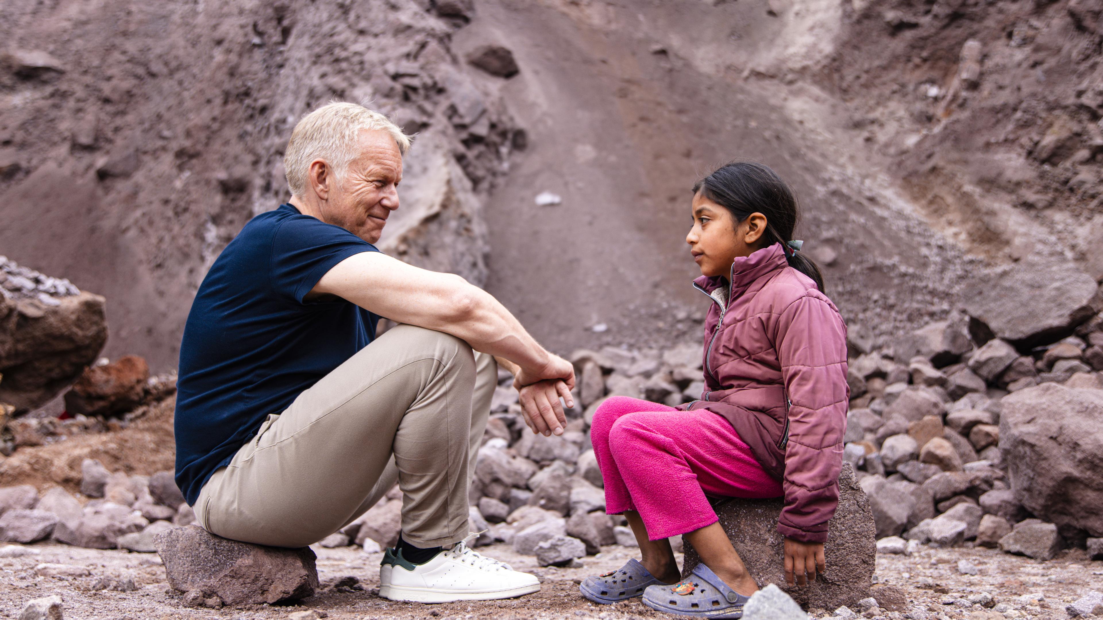 Johannes B. Kerner im Gespräch mit dem Mädchen Maria vor Ort in Guatemala