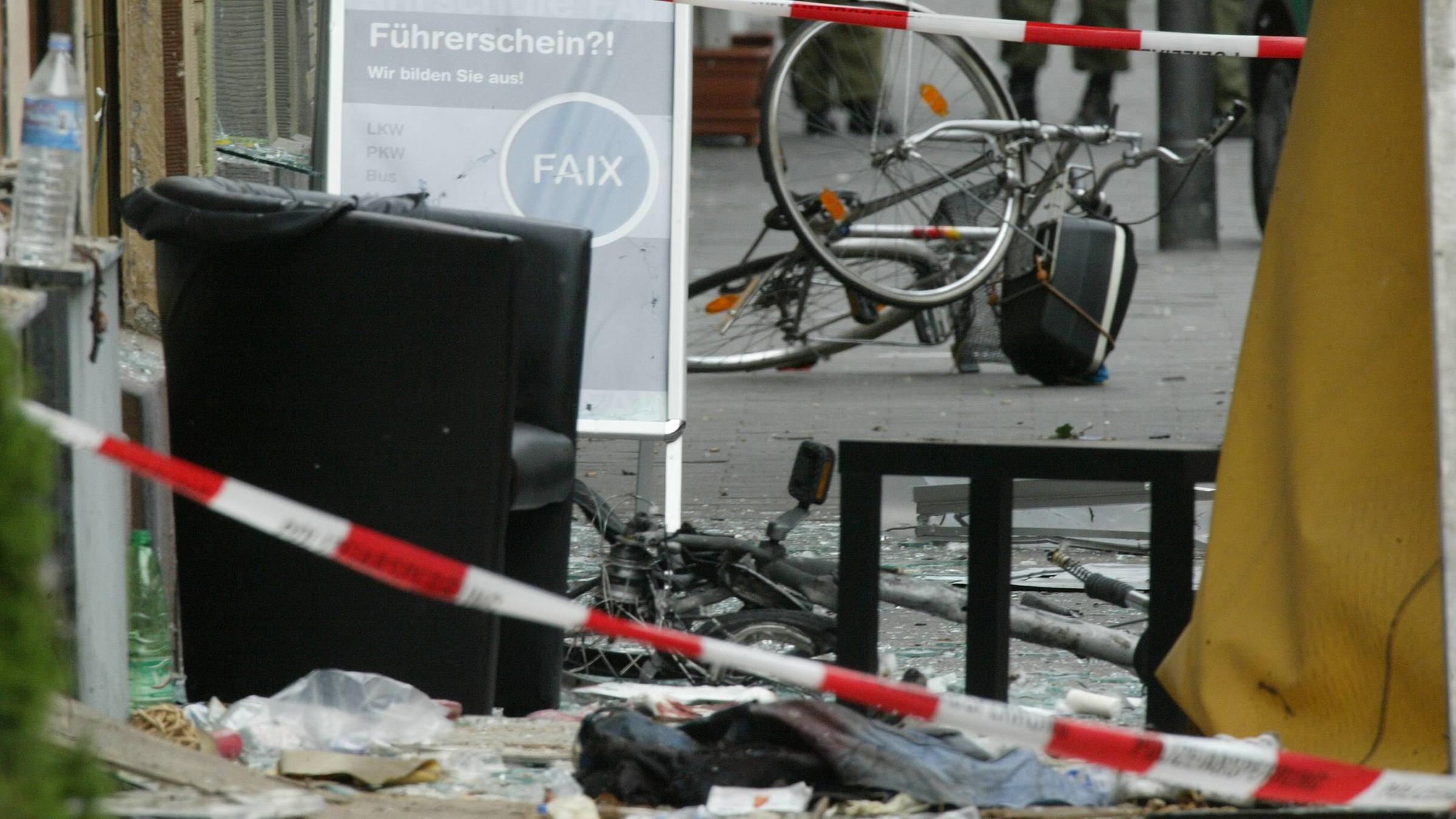 Scherben und Zerstörung in der Keupstraße in Köln
