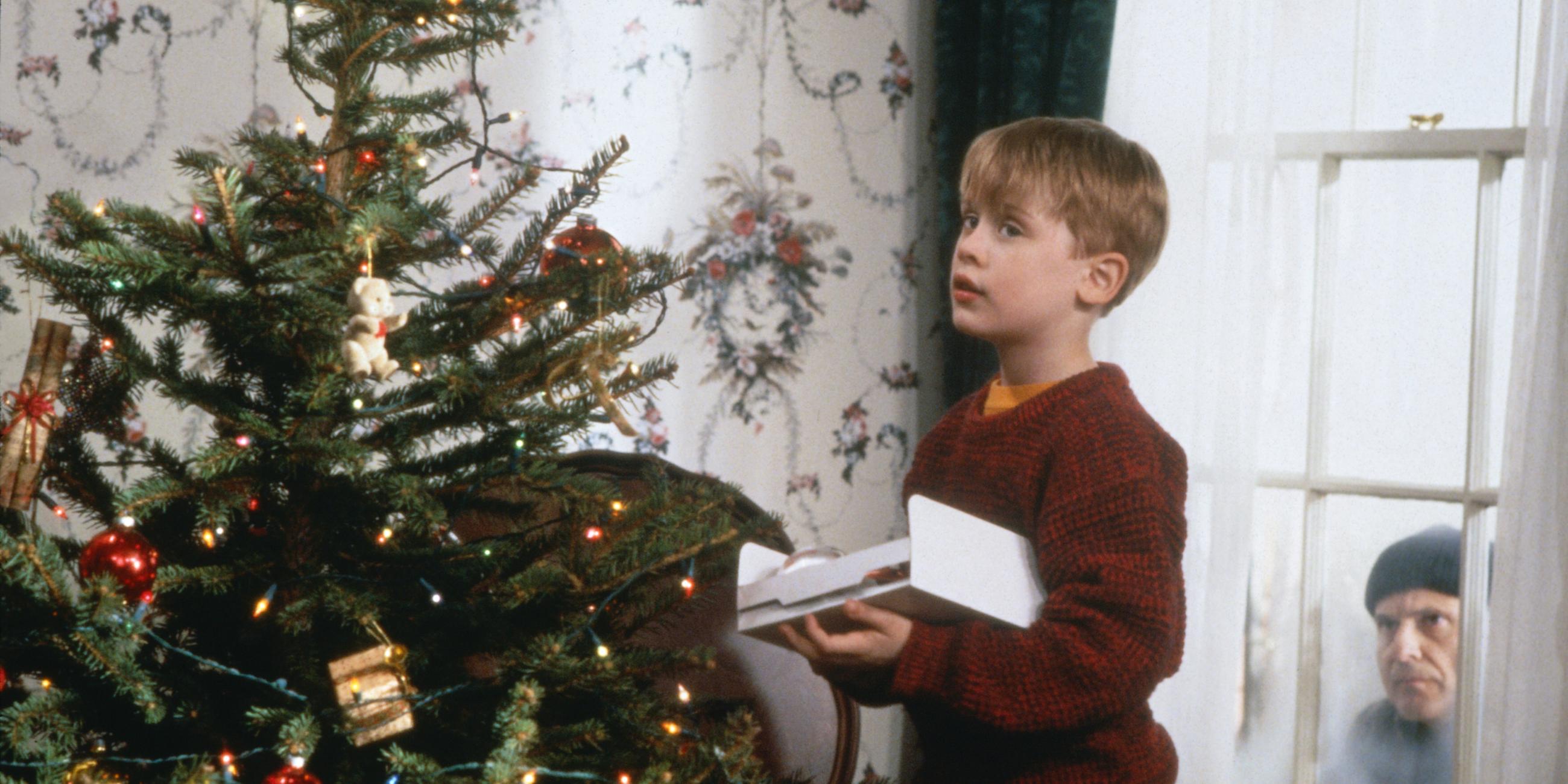 Während der nichtsahnende Kevin (Macaulay Culkin, l.) den Weihnachtsbaum schmückt, lauert Harry (Joe Pesci, r.) auf eine Gelegenheit, das Haus auszurauben, Szene aus dem Film «Kevin - Allein zu Haus»