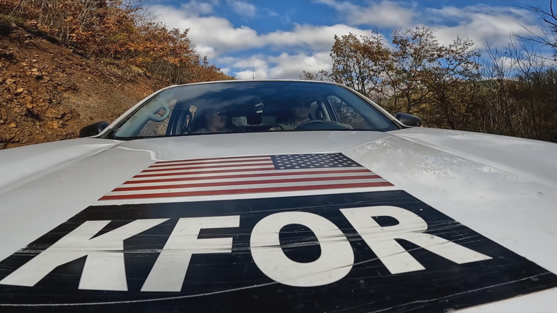 Auto mit Aufschrift "KFOR" und amerikanischer Flagge einer Patrouille der KFOR-Truppen im Kosovo