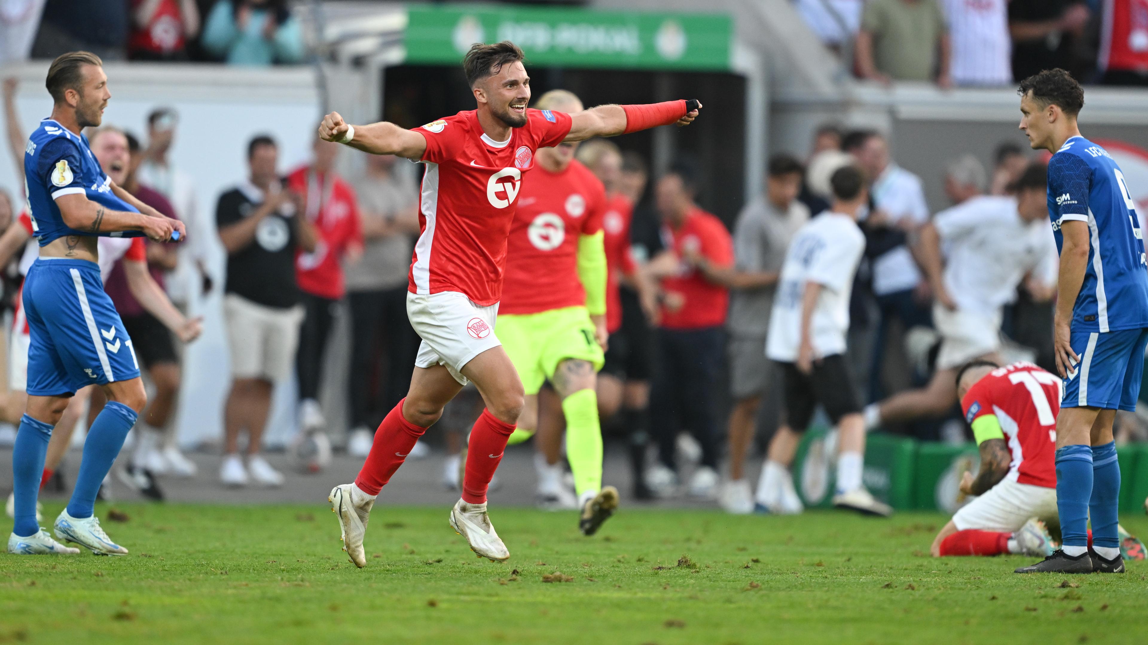 DFB-Pokal 2024/25, Kickers Offenbach - 1. FC Magdeburg, 1. Runde: Offenbachs Torschütze Valdrin Mustafa und seine Mitspieler jubeln nach dem Sieg. 