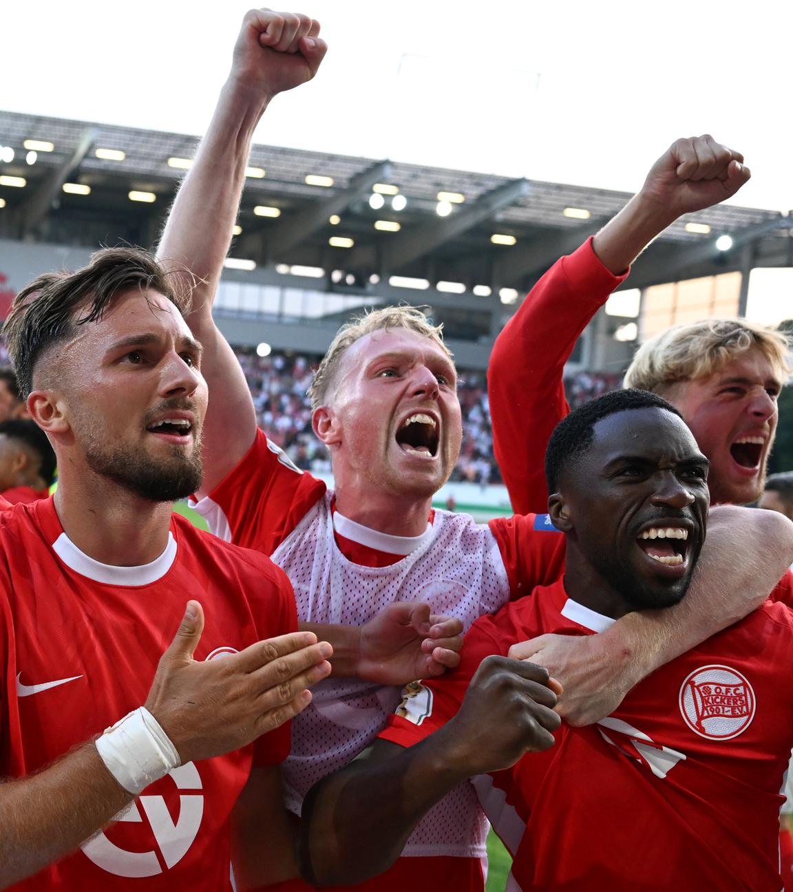 DFB-Pokal 2024/25, Kickers Offenbach - 1. FC Magdeburg, 1. Runde: Offenbachs Torschütze Valdrin Mustafa (l.) und seine Mitspieler jubeln nach dem Sieg.