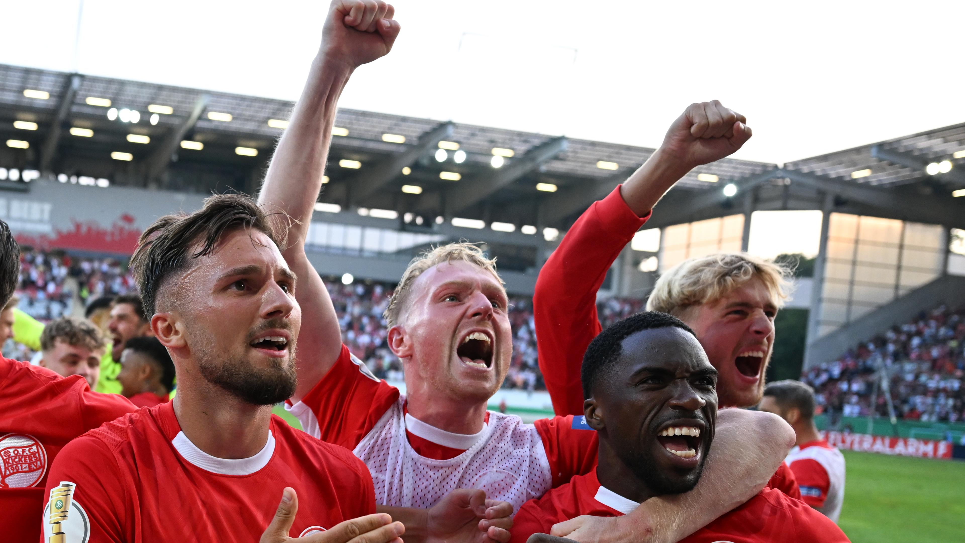 DFB-Pokal 2024/25, Kickers Offenbach - 1. FC Magdeburg, 1. Runde: Offenbachs Torschütze Valdrin Mustafa (l.) und seine Mitspieler jubeln nach dem Sieg.