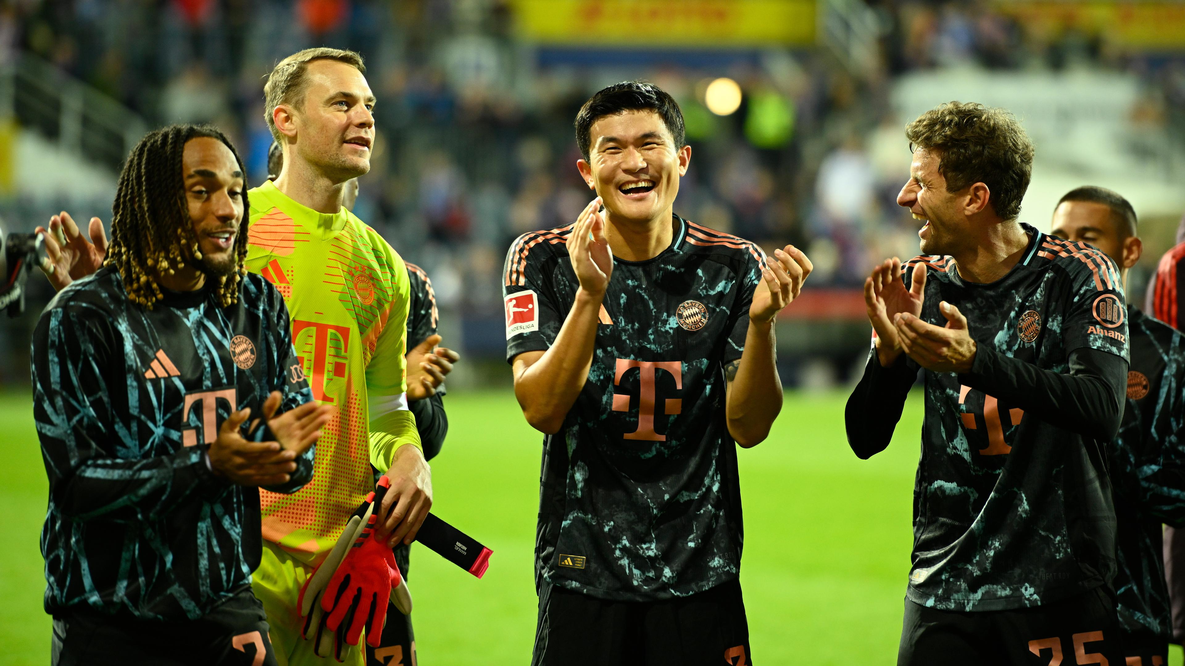 14.09.2024, Fußball-Bundesliga, Holstein Kiel - Bayern München: Min-jae Kim (Mitte) applaudiert mit Mitspielern nach dem 6:1-Sieg in Richtung der mitgereisten Fans.