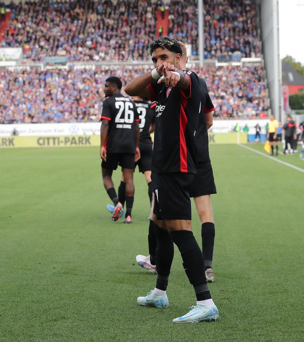 Omar Marmoush (Eintracht Frankfurt) bejubelt seinen Treffer zum 0:1.