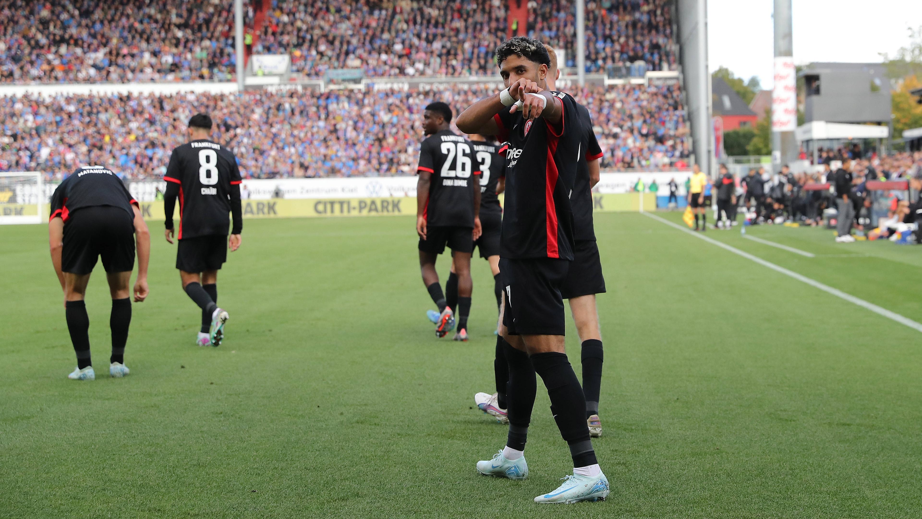 Omar Marmoush (Eintracht Frankfurt) bejubelt seinen Treffer zum 0:1.