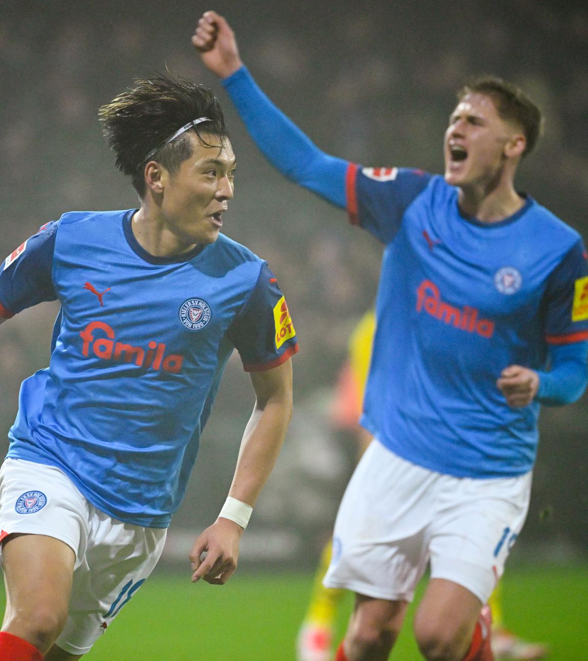 Kiels Shuto Machino (l) jubelt nach seinem Tor zum 1:0 gegen Dortmund. 