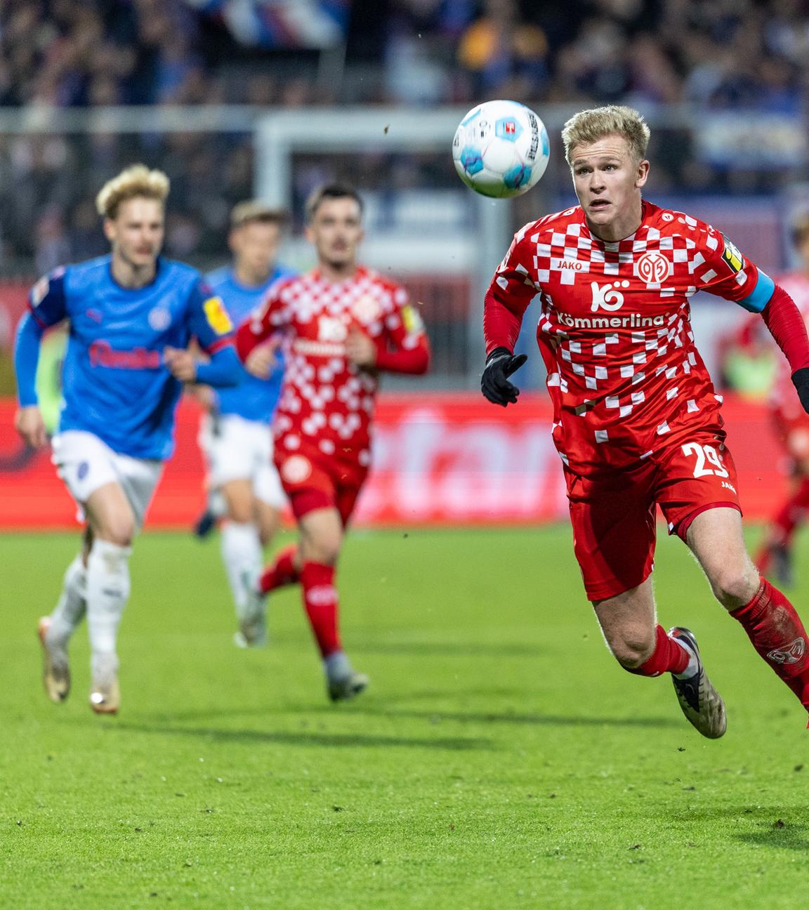 Der Mainzer Jonathan Burkardt (M) erobert den Ball. 