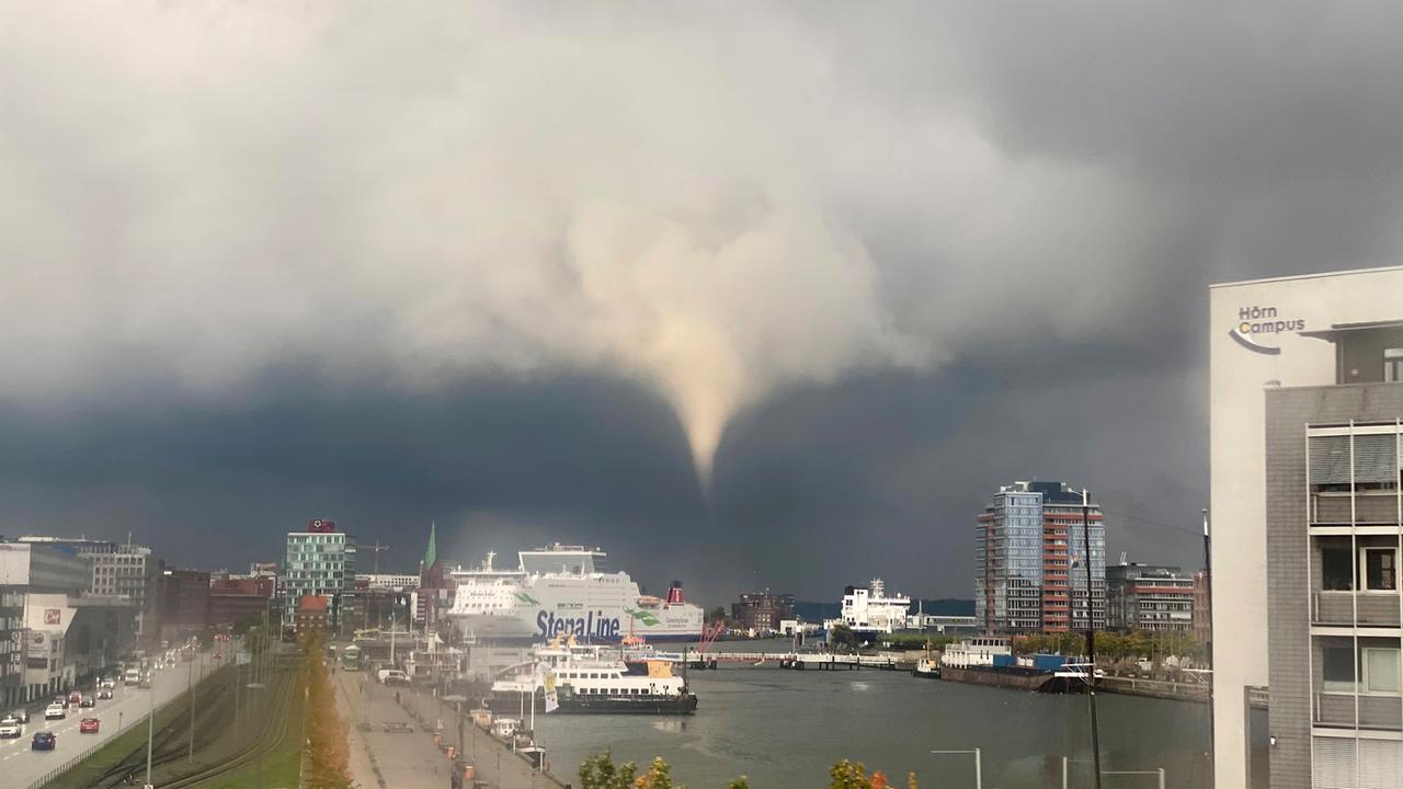 Tornado reißt mehrere Menschen ins Wasser