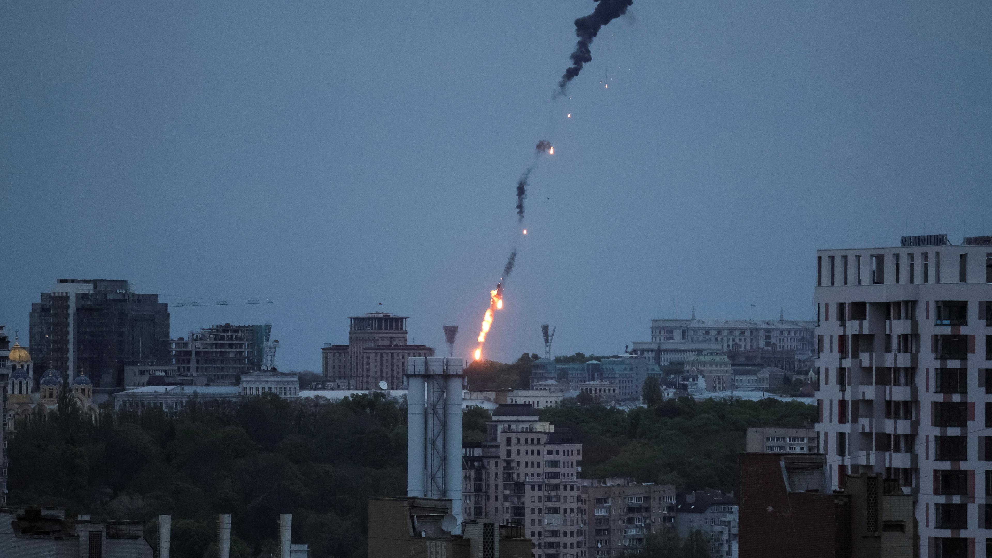 Über der Stadt Kiew ist eine kleine Explosion zu sehen, die einen Rauchschweif hinter sich herzieht. 