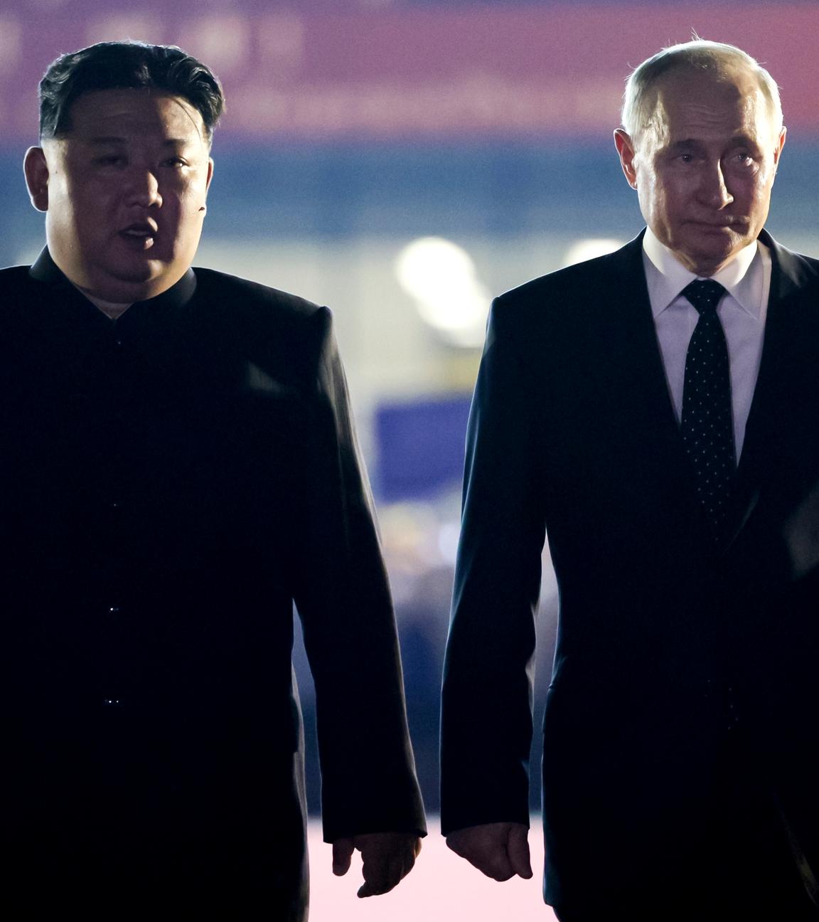 Archiv: Auf diesem von der staatlichen Nachrichtenagentur Sputnik via AP veröffentlichten Foto steht Kim Jong Un (l), Oberster Führer von Nordkorea, während der Abreisezeremonie neben Russlands Präsident Wladimir Putin auf einem internationalen Flughafen außerhalb von Pjöngjang. 