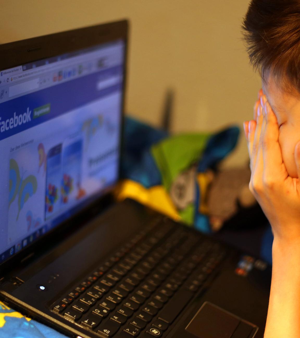 Kind vor Laptop, Depression, Facebook