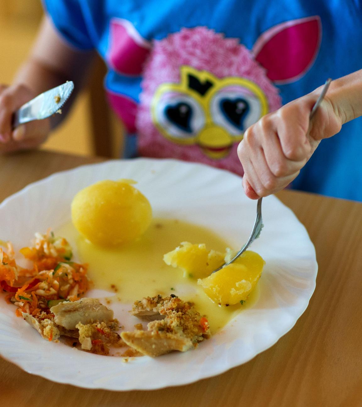 Mecklenburg-Vorpommern, Wismar: Ein Mädchen isst in einer Kindertagesstätte zu Mittag.