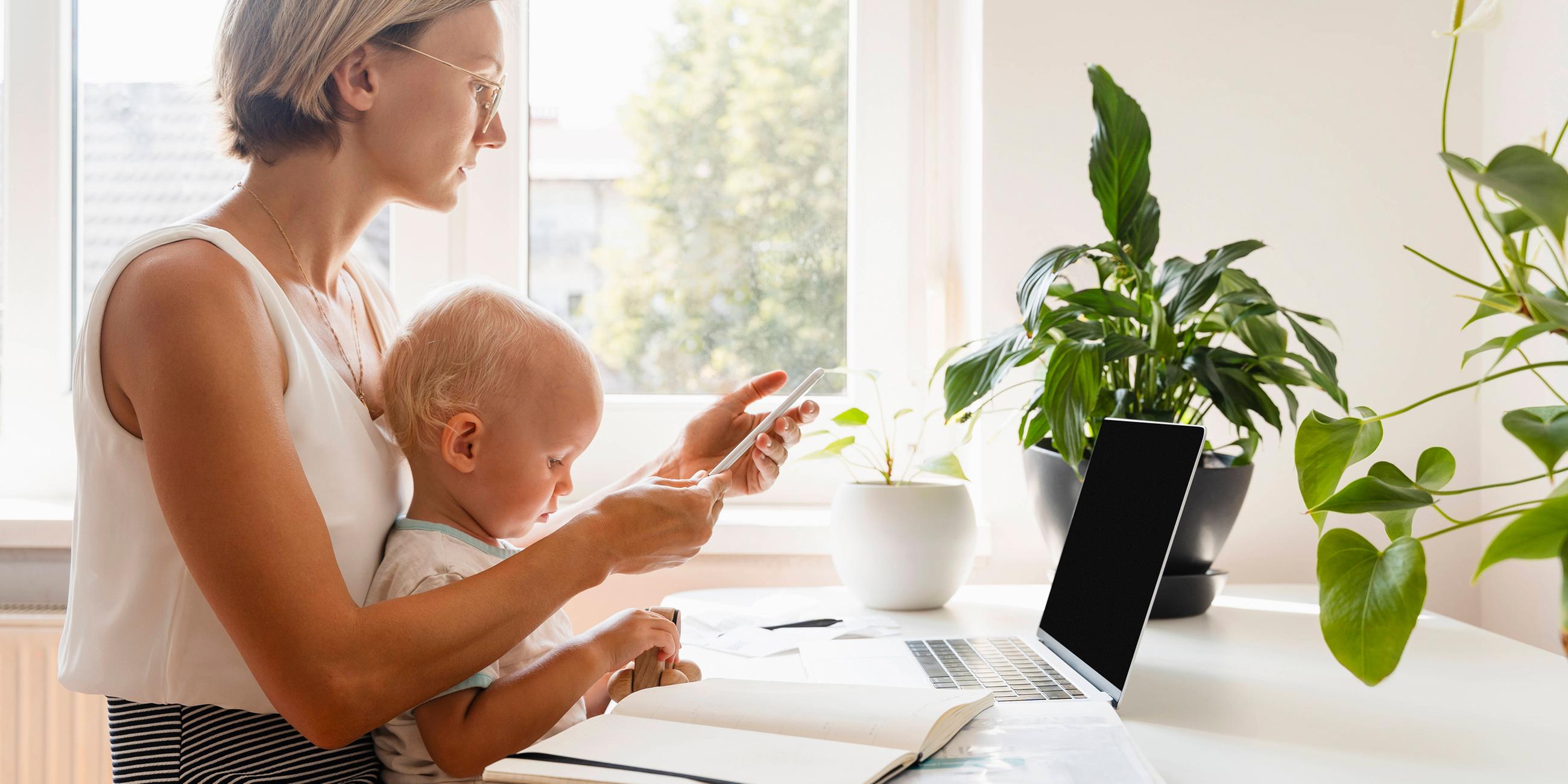 Mutter mit Kind am Laptop