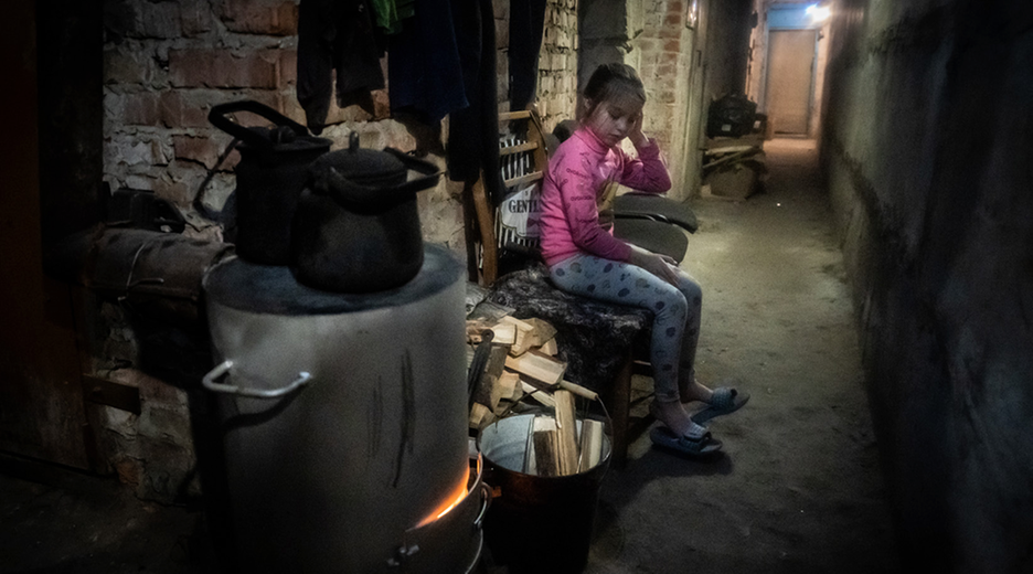 Kind in einem Keller im Donbass