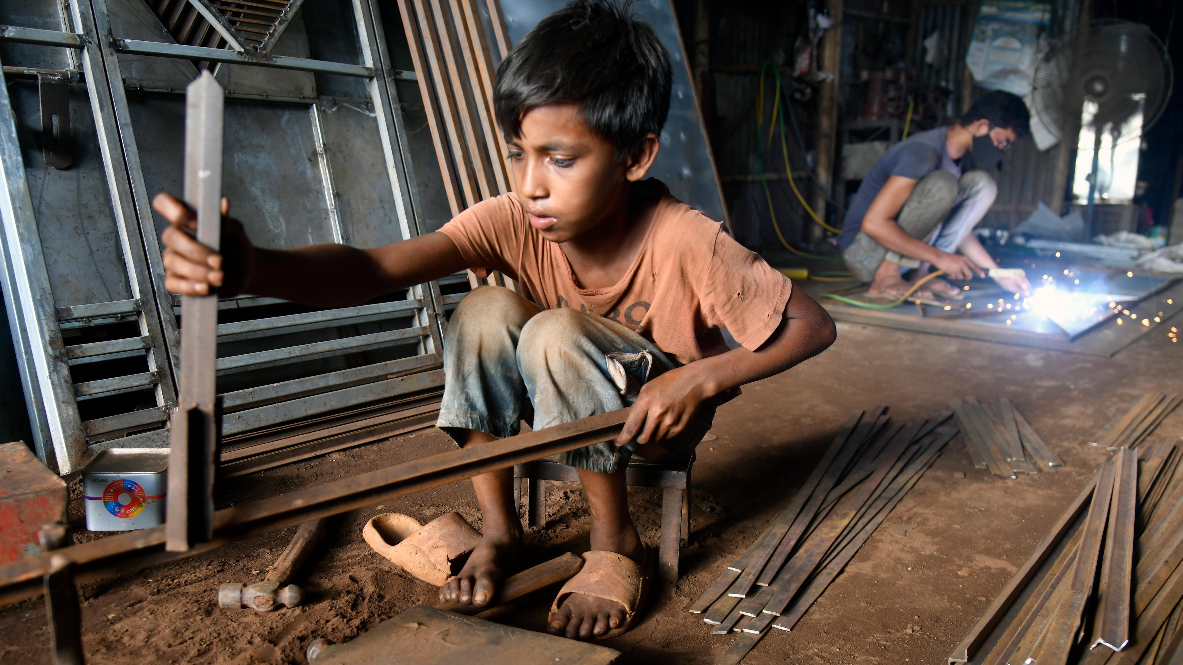 Ein Junge arbeitet in einer Werkstatt in Bangladesch.