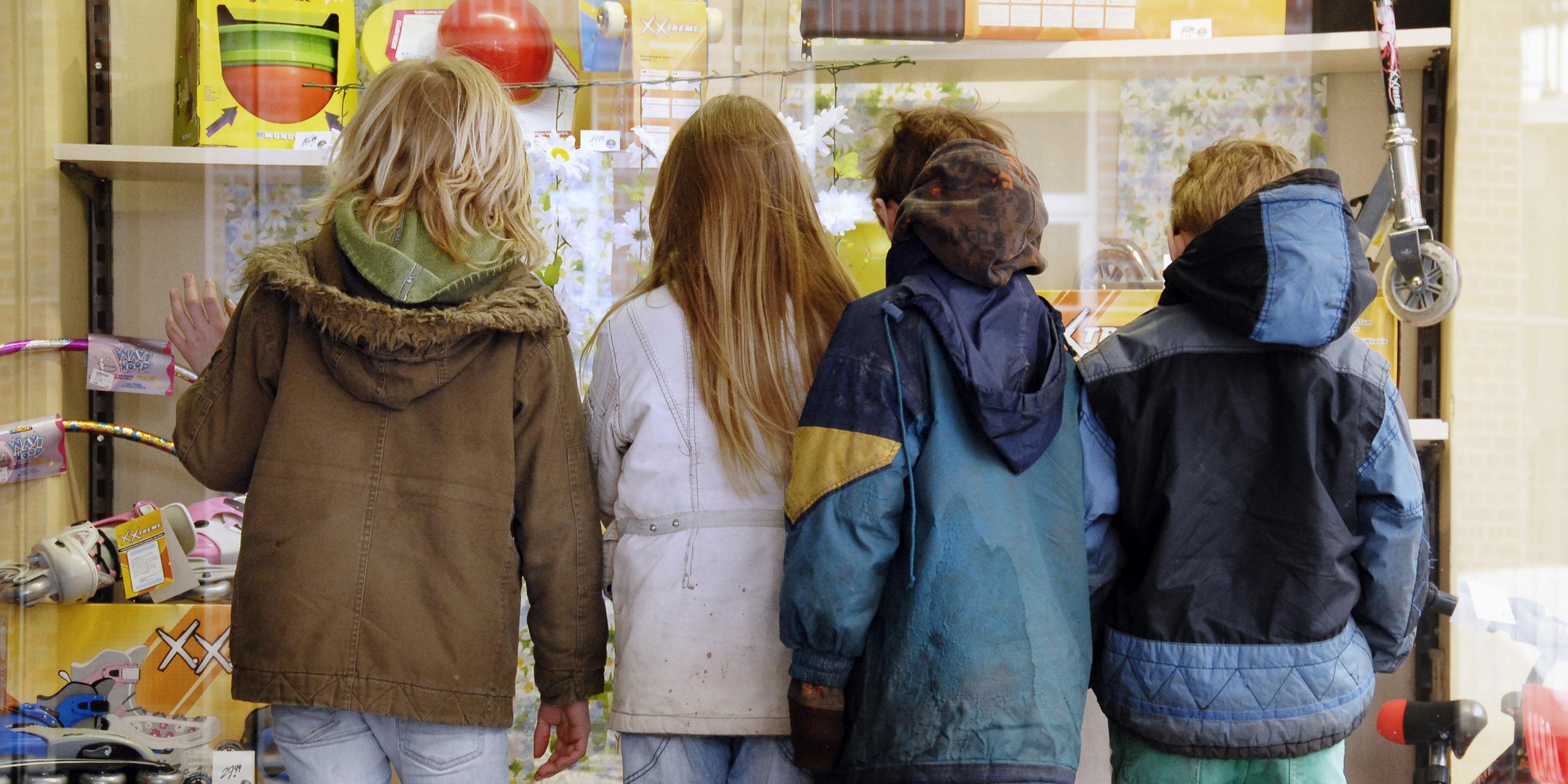 Kinder vor Schaufenster mit Spielzeug, Archivbild