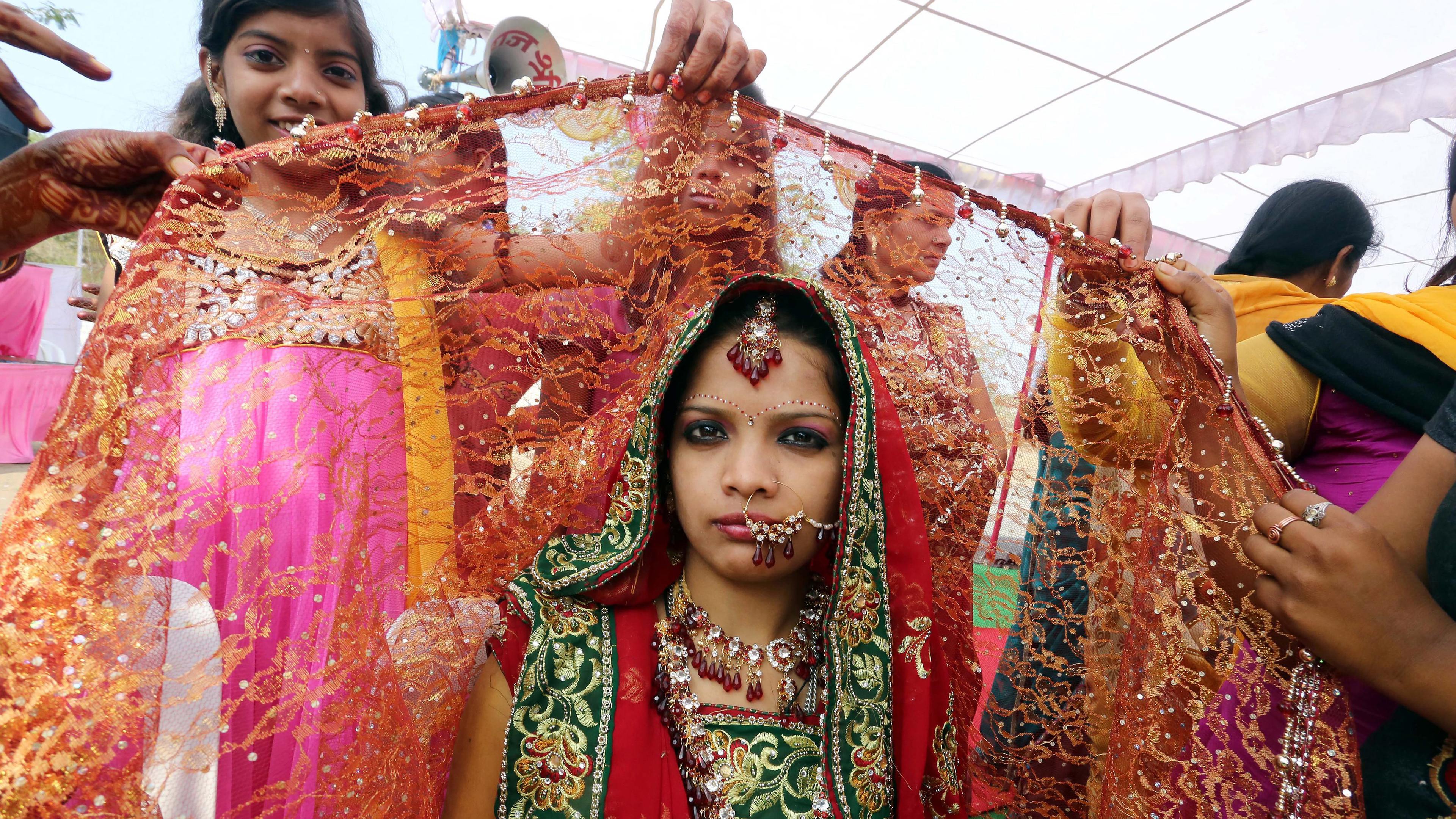 Eine junge Braut nimmt an einer Massenhochzeitszeremonie teil, aufgenommen am 24.02.2014