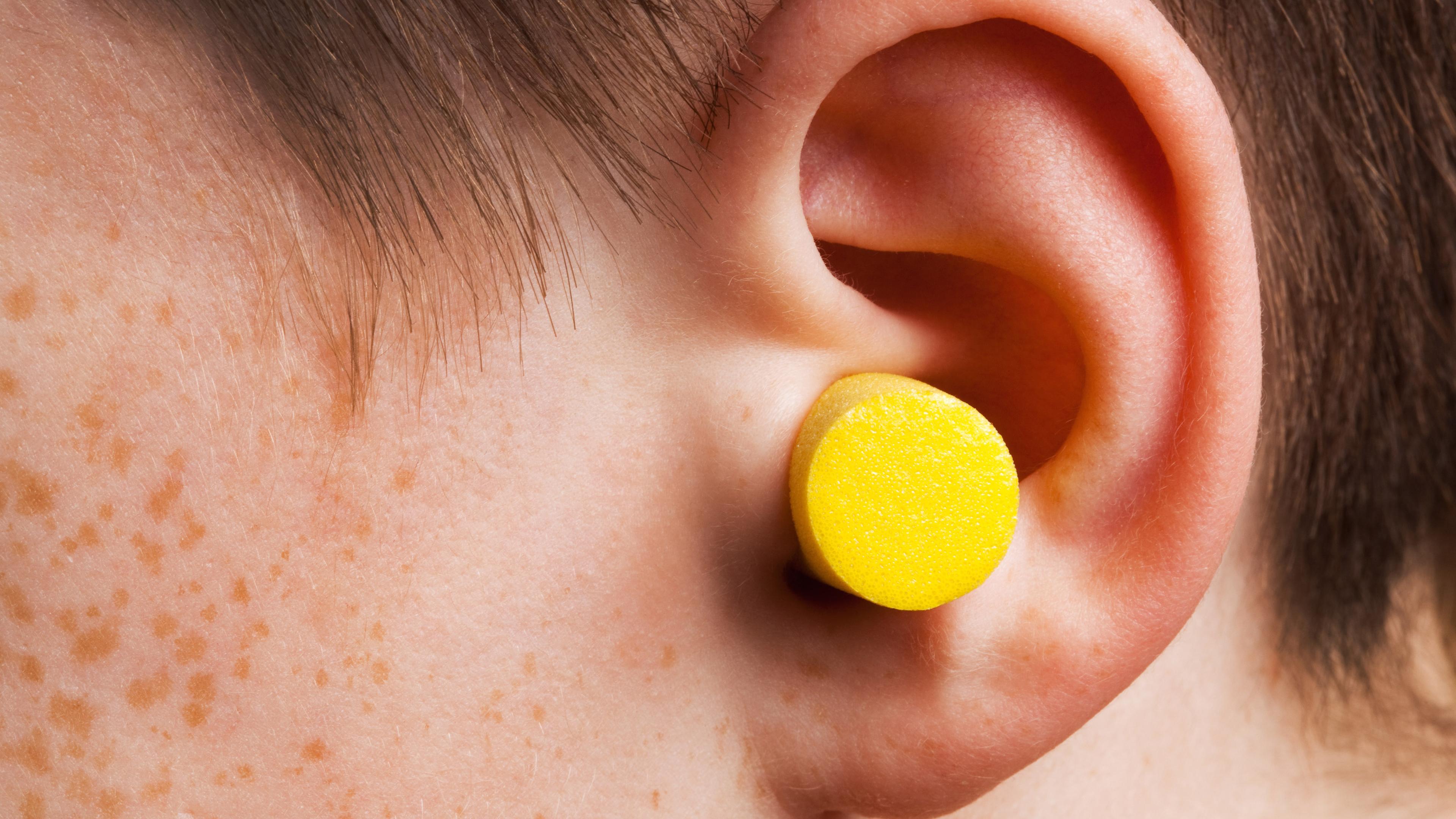 Почему образуются пробки в ушах