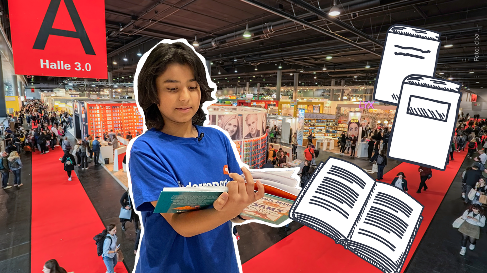 Kinderreporter Vivaan liest ein Buch, im Hintergrund ist die Buchmesse